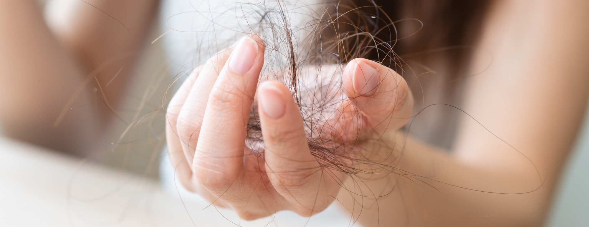 Queda de cabelo no fim do verão: causas, sinais de alerta e medidas de prevenção